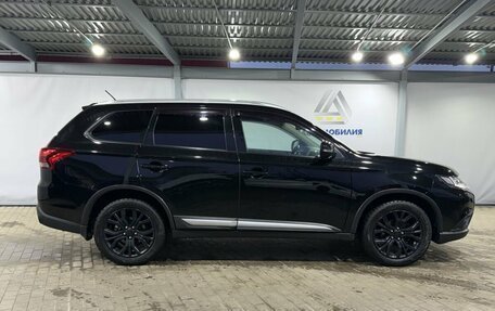 Mitsubishi Outlander III рестайлинг 3, 2015 год, 1 699 000 рублей, 6 фотография