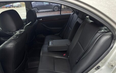 Toyota Avensis III рестайлинг, 2004 год, 600 000 рублей, 8 фотография