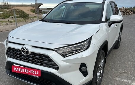 Toyota RAV4, 2021 год, 4 300 000 рублей, 2 фотография
