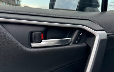 Toyota RAV4, 2021 год, 4 300 000 рублей, 13 фотография