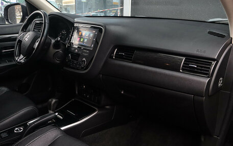 Mitsubishi Outlander III рестайлинг 3, 2018 год, 1 945 000 рублей, 9 фотография