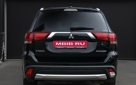 Mitsubishi Outlander III рестайлинг 3, 2018 год, 1 945 000 рублей, 6 фотография