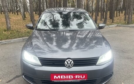Volkswagen Jetta VI, 2013 год, 1 300 000 рублей, 2 фотография