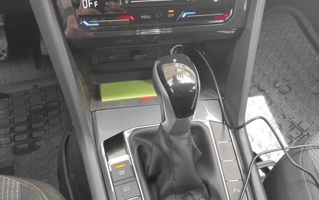 Volkswagen Tiguan II, 2021 год, 3 800 000 рублей, 2 фотография