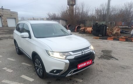 Mitsubishi Outlander III рестайлинг 3, 2020 год, 2 200 000 рублей, 1 фотография