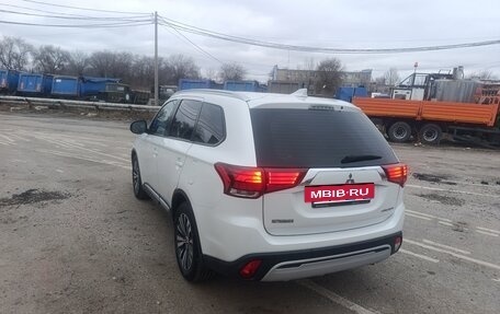 Mitsubishi Outlander III рестайлинг 3, 2020 год, 2 200 000 рублей, 2 фотография