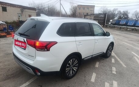 Mitsubishi Outlander III рестайлинг 3, 2020 год, 2 200 000 рублей, 3 фотография