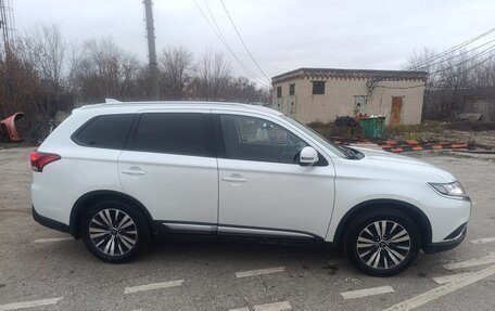 Mitsubishi Outlander III рестайлинг 3, 2020 год, 2 200 000 рублей, 4 фотография