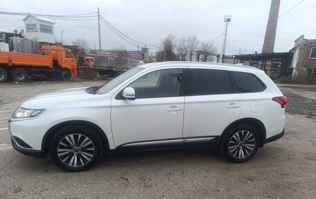 Mitsubishi Outlander III рестайлинг 3, 2020 год, 2 200 000 рублей, 6 фотография