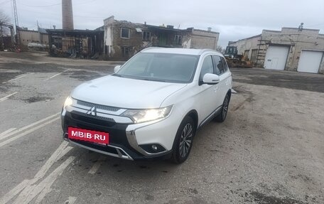Mitsubishi Outlander III рестайлинг 3, 2020 год, 2 200 000 рублей, 5 фотография