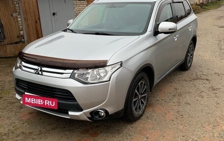 Mitsubishi Outlander III рестайлинг 3, 2014 год, 1 400 000 рублей, 4 фотография