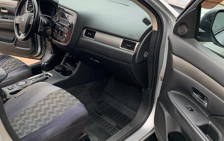 Mitsubishi Outlander III рестайлинг 3, 2014 год, 1 400 000 рублей, 6 фотография