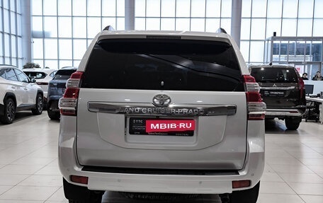 Toyota Land Cruiser Prado 150 рестайлинг 2, 2016 год, 3 680 000 рублей, 6 фотография