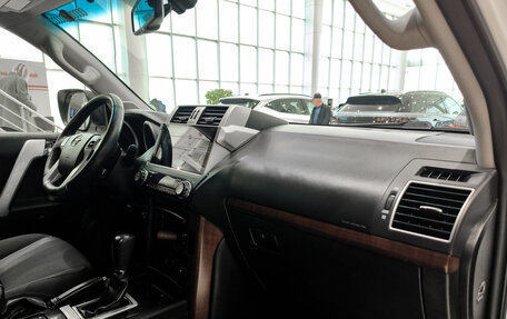 Toyota Land Cruiser Prado 150 рестайлинг 2, 2016 год, 3 680 000 рублей, 11 фотография