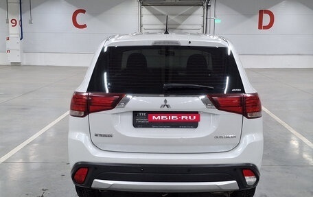 Mitsubishi Outlander III рестайлинг 3, 2016 год, 1 850 000 рублей, 6 фотография