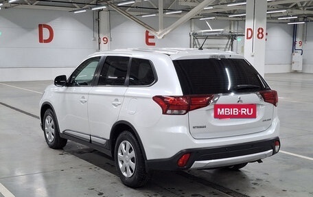 Mitsubishi Outlander III рестайлинг 3, 2016 год, 1 850 000 рублей, 7 фотография