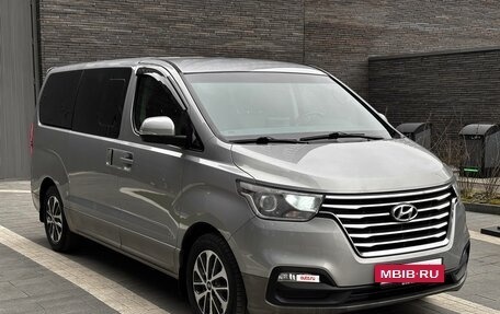Hyundai Grand Starex Grand Starex I рестайлинг 2, 2020 год, 2 950 000 рублей, 2 фотография