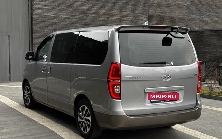 Hyundai Grand Starex Grand Starex I рестайлинг 2, 2020 год, 2 950 000 рублей, 4 фотография