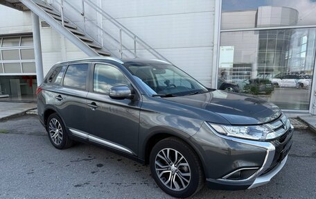 Mitsubishi Outlander III рестайлинг 3, 2018 год, 2 400 000 рублей, 3 фотография