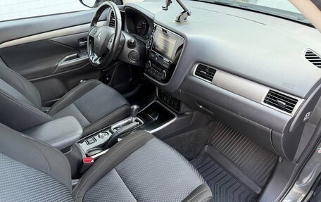 Mitsubishi Outlander III рестайлинг 3, 2018 год, 2 400 000 рублей, 10 фотография