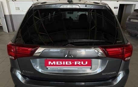 Mitsubishi Outlander III рестайлинг 3, 2018 год, 2 400 000 рублей, 14 фотография