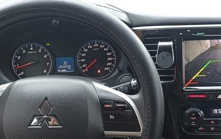 Mitsubishi Outlander III рестайлинг 3, 2015 год, 1 510 000 рублей, 8 фотография