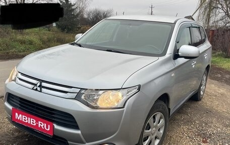 Mitsubishi Outlander III рестайлинг 3, 2014 год, 1 090 000 рублей, 2 фотография