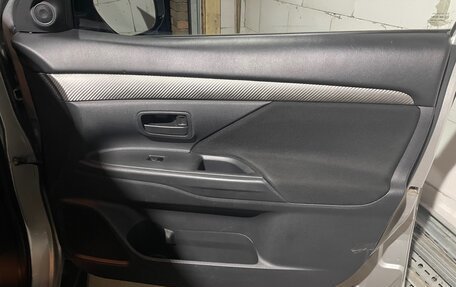 Mitsubishi Outlander III рестайлинг 3, 2014 год, 1 090 000 рублей, 13 фотография