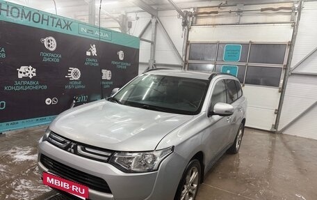 Mitsubishi Outlander III рестайлинг 3, 2013 год, 1 060 000 рублей, 2 фотография