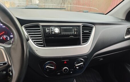 Hyundai Solaris II рестайлинг, 2017 год, 450 000 рублей, 6 фотография