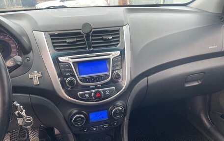 Hyundai Solaris II рестайлинг, 2013 год, 700 000 рублей, 16 фотография