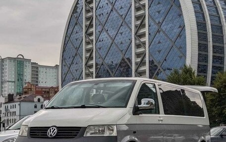 Volkswagen Transporter T5 рестайлинг, 2005 год, 1 000 000 рублей, 1 фотография