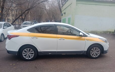 Hyundai Solaris II рестайлинг, 2017 год, 900 000 рублей, 3 фотография