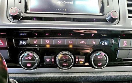 Volkswagen Multivan T6 рестайлинг, 2019 год, 3 010 000 рублей, 13 фотография