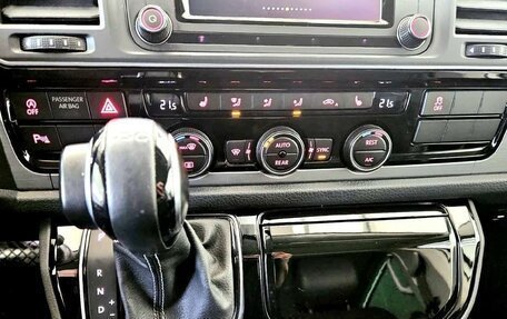 Volkswagen Multivan T6 рестайлинг, 2019 год, 3 010 000 рублей, 14 фотография