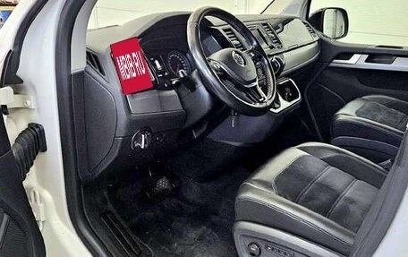 Volkswagen Multivan T6 рестайлинг, 2019 год, 3 010 000 рублей, 2 фотография