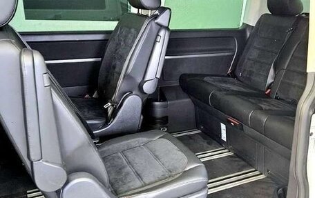 Volkswagen Multivan T6 рестайлинг, 2019 год, 3 010 000 рублей, 20 фотография