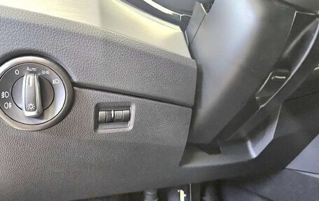 Volkswagen Multivan T6 рестайлинг, 2019 год, 3 010 000 рублей, 23 фотография