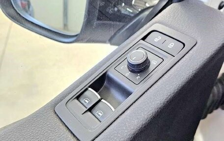 Volkswagen Multivan T6 рестайлинг, 2019 год, 3 010 000 рублей, 17 фотография