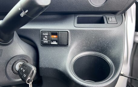 Toyota Sienta II, 2021 год, 1 900 000 рублей, 13 фотография