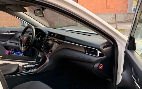 Toyota Camry, 2018 год, 2 600 000 рублей, 16 фотография