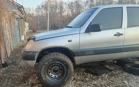 Chevrolet Niva I рестайлинг, 2004 год, 750 000 рублей, 2 фотография