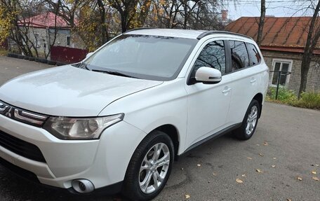 Mitsubishi Outlander III рестайлинг 3, 2013 год, 1 850 000 рублей, 2 фотография