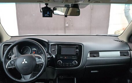 Mitsubishi Outlander III рестайлинг 3, 2013 год, 1 850 000 рублей, 9 фотография