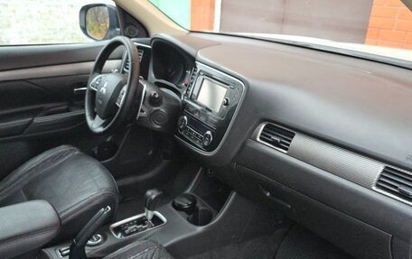 Mitsubishi Outlander III рестайлинг 3, 2013 год, 1 850 000 рублей, 10 фотография