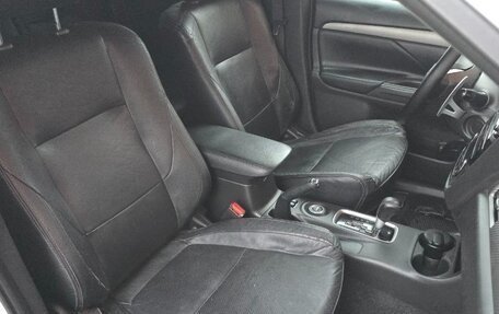 Mitsubishi Outlander III рестайлинг 3, 2013 год, 1 850 000 рублей, 14 фотография