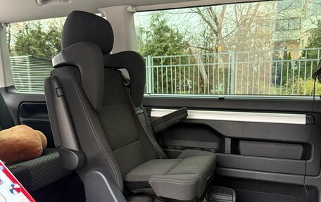 Volkswagen Multivan T6 рестайлинг, 2021 год, 6 000 000 рублей, 7 фотография