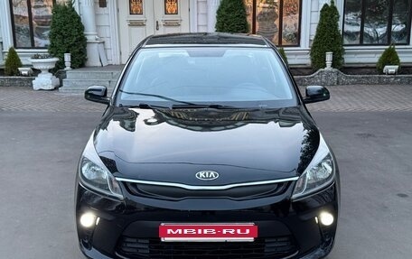 KIA Rio IV, 2018 год, 950 000 рублей, 3 фотография