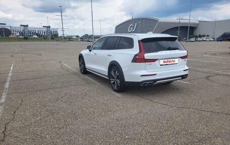 Volvo V60 Cross Country II, 2019 год, 2 900 000 рублей, 5 фотография
