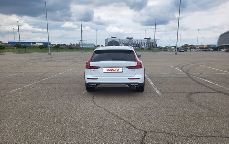 Volvo V60 Cross Country II, 2019 год, 2 900 000 рублей, 6 фотография